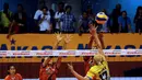 Dua pemain putri Jakarta Bank DKI mencoba memblok smash  Vesina Durisic (Jakarta PGN Popsivo) di putaran kedua pekan ketiga Pertamina Proliga 2015 di Hall A GBK Senayan, Jakarta, Jumat (20/3/2015). (Liputan6.com/Helmi Fithriansyah)