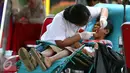 Dokter saat mengobati pasien sakit gigi di RS Bhayangkara Brimob, Depok, Jawa Barat, Sabtu (9/1/2016). Rayakan HUT ke-21, Indosiar gelar acara pengobatan gratis dan operasi katarak di 21 titik. (Liputan6.com/Yoppy Renato)