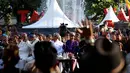 Presiden Joko Widodo (Jokowi) menyaksikan rombongan Karnaval Kemerdekaan Pesona Parahyangan yang melintas di Taman Vanda, Bandung,  Sabtu (26/8). Jokowi mengenakan setelan baju adat khas Sunda lengkap dengan iket kepala. (Liputan6.com/Johan Tallo)