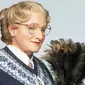 Mrs. Doubtfire (1993). Usai bercerai dengan istrinya, Daniel Hillard (Robin Williams) mengaku kangen dengan anak-anaknya yang diasuh oleh istrinya. Iapun rela menyamar menjadi seorang pengasuh bernama Mrs. Doubtfire di kediaman istrinya (Istimewa)