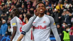 Salzburg menemukan celah Bayern Munchen yang bisa dieksploitasi. Lewat serangan balik cepat, Chikwubuike Adamu berhasil menggetarkan jala gawang tamu. Salzburg unggul 1-0 dan bertahan hingga turun minum. (AFP/Kerstin Joensson)