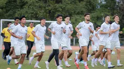 Menghadapi Myanmar U-22, skuad Garuda Muda harus mampu tampll sempurna dan meraih kemenangan untuk menjaga asa lolos ke semifinal SEA Games 2025. Tampak dalam foto, pemain Timnas Indonesia U-22 melakukan sesi latihan resmi jelang melawan Myamar pada matchday kedua Grup C SEA Games 2025. (Bola.com/ Bagaskara Lazuardi)