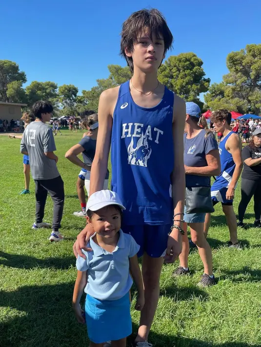 Armand yang kini tingginya 174 cm, juga lebih banyak menghabiskan waktu bersama dengan teman-temannya. Farah Quinn juga  mendoakan terbaik untuk putranya yang dua tahun lagi akan melanjutkan kuliah. [Instagram/farahquinnofficial]