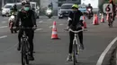Pesepeda melintasi jalur sepeda di Jalan MH Thamrin - Sudirman, Jakarta, Rabu (22/7/2020). Regulasi untuk menjamin keselamatan pesepeda disiapkan untuk menyikapi maraknya penggunaan sepeda sebagai sarana transportasi masyarakat, selama masa transisi normal baru. (Liputan6.com/Johan Tallo)