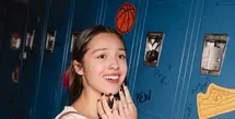 Olivia Rodrigo menonton pertunjukan Broadway sahabatnya, Sadie Sink, yang berjudul ‘John Proctor is the Villain’ di New York City. Ia tampil feminim mengenakan mini dress pastel yellow. [KateSpade]
