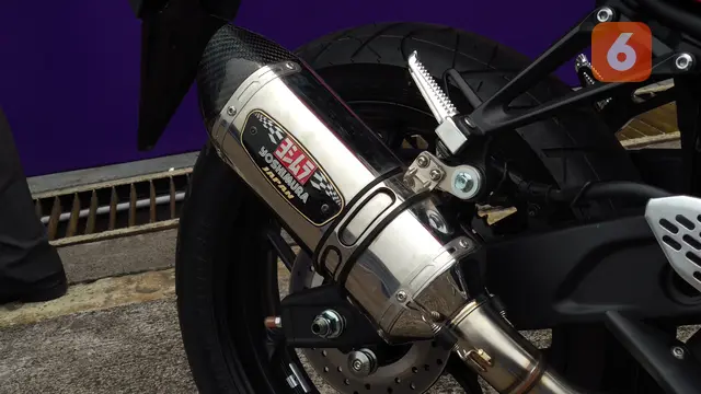 Yamaha R25 dengan aksesori resmi