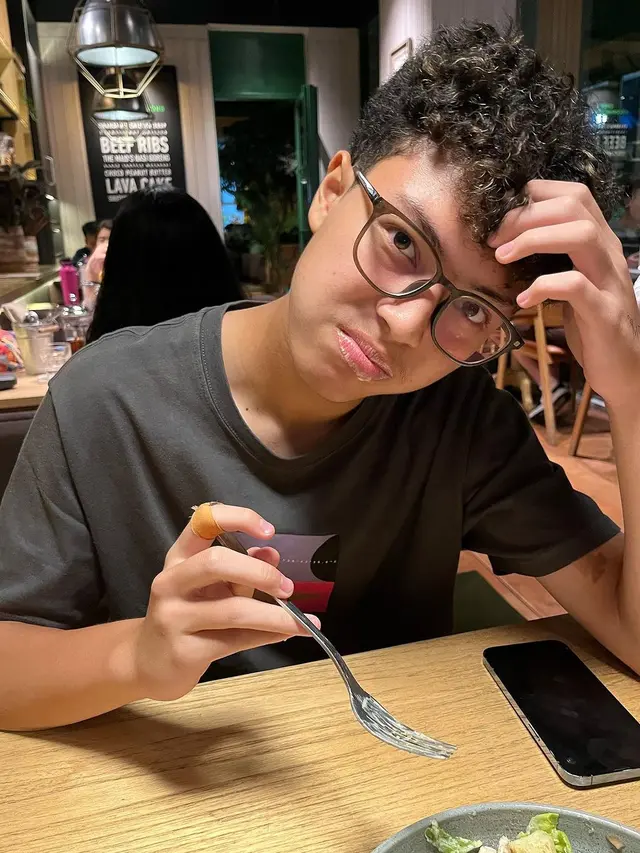 Potret Keanu Massaid bersama sang ibu saat quality time (Sumber: Instagram/@angelinasondakh09)