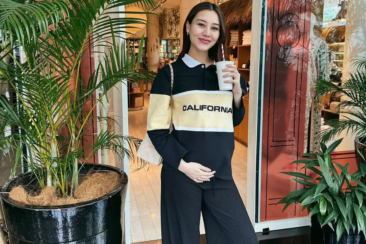 Gaya Fashion Bumil Aaliyah Massaid, Casual Chic dengan Tas Chanel Rp98 Jutaan