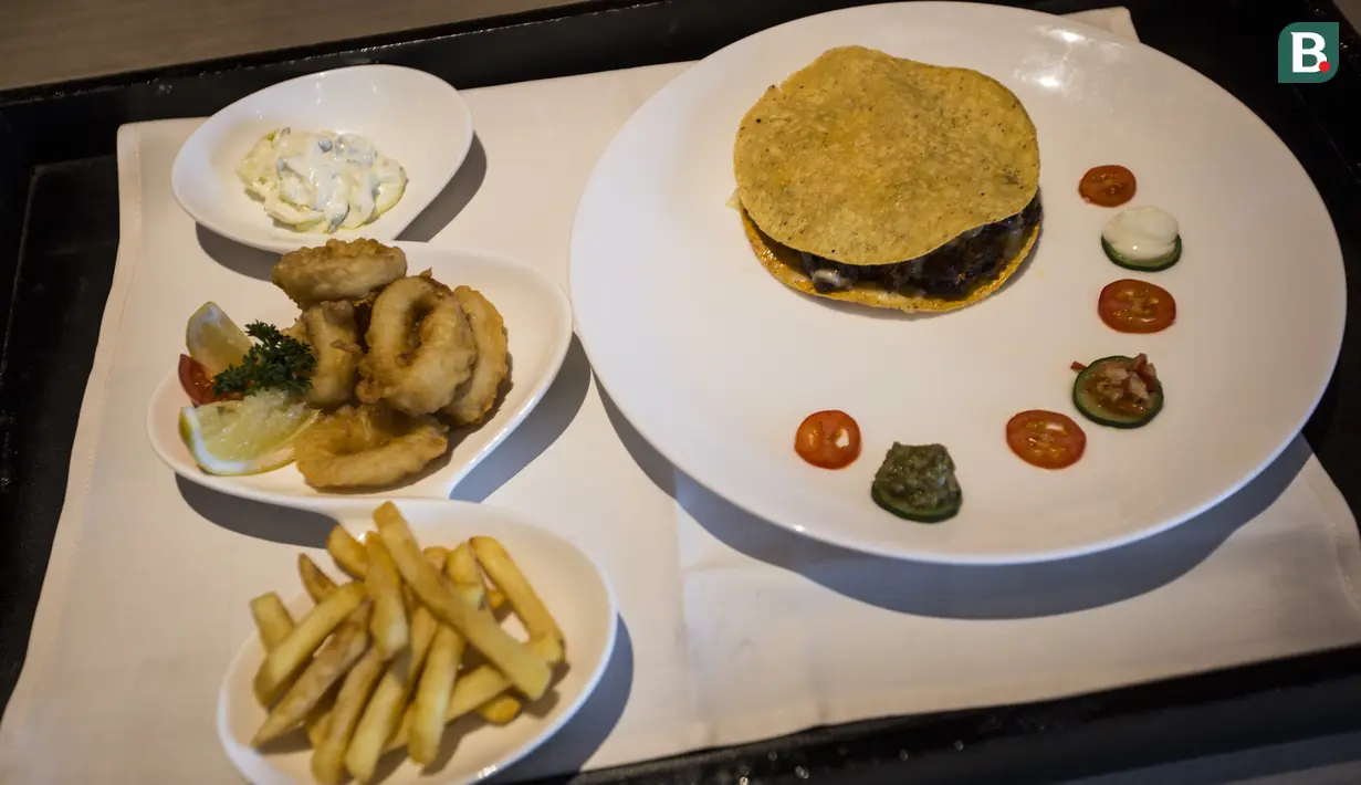 Makanan spesial dalam menu Piala Dunia saat ditawarkan di Hotel Novotel, Tangerang, Jumat (29/6/2018). Selama Piala Dunia 2018, Hotel Novotel mengadakan acara nonton bareng. (Bola.com/Vitalis Yogi Trisna)