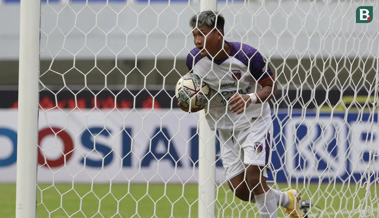 Ahmad Nur Hardianto. Striker berusia 27 tahun yang baru semusim membela Persita Tangerang ini total mencetak 5 gol musim ini di BRI Liga 1. Pemain yang sebelumnya memperkuat Bhayangkara FC ini sempat dipanggil Timnas Indonesia di era kepelatihan Luis Milla. (Bola.com/M Iqbal Ichsan)