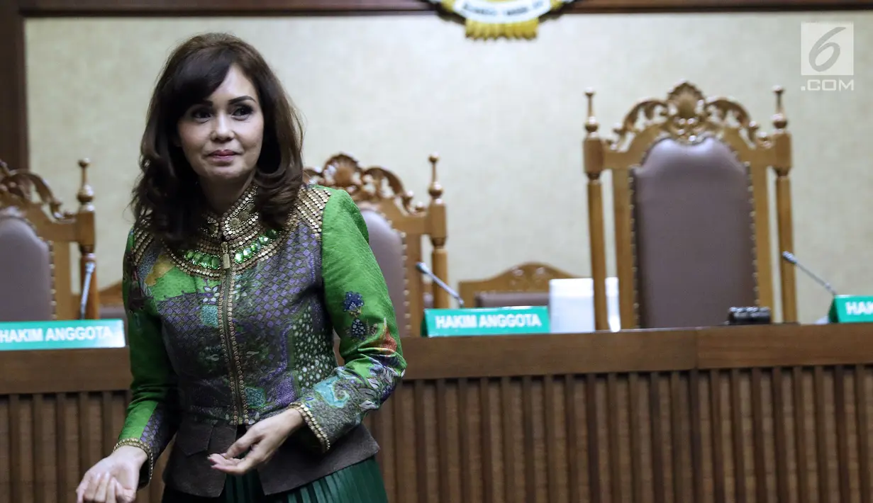 Tersangka dugaan suap DPRD Sumut, Rinawati Sianturi saat mengikuti sidang perdana di Pengadilan Tipikor, Jakarta, Rabu (21/11). Sidang mendengar pembacaan dakwaan. (Liputan6.com/Helmi Fithriansyah)
