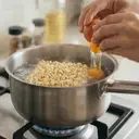 7 Cara agar Telur Tidak Menempel di Panci Ketika Direbus Bersama Mi Instan