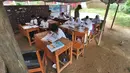 Aktivitas belajar mengajar murid Sekolah Dasar Negeri (SDN) Mutiara di dalam tenda darurat di Kampung Pasir Bayur, Cibeber II, Bogor, Selasa (3/4). Kurang lebih sebulan ini murid kelas 1 hingga 5 belajar di luar kelas. (Merdeka.com/Arie Basuki)