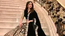 Kalau yang satu ini, Sridevi memakai sari berwarna hitam dan tampak glamor. Rambut pirangnya juga dibiarkan terurai. Tak heran jika si cantik yang satu ini meninggalkan kesedihan pasca meninggal dunia. (Instagram/sridevi.kapoor)