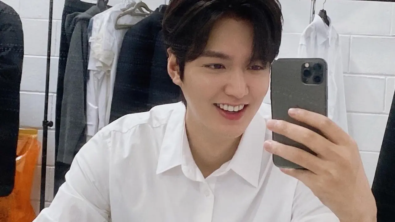 Kerennya Lee Min Ho saat Mirror Selfie, Jadi Pose Favorit untuk Berfoto