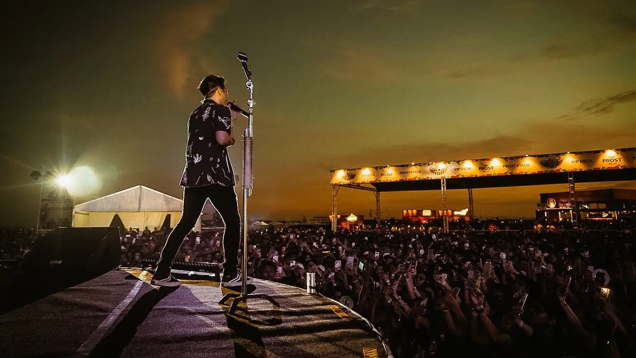 Ariel NOAH tampil di Festival musik Prost Fest 2022 di Pantai Mertasari, Sanur, Bali pada Sabtu (13/8/2022). (Foto: Instagram/arielnoah)