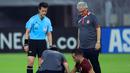 Wasit Ko Hyung-jin memeriksa keadaan pemain Foolad, Mohammad Abshak (R) saat diberikan perawatan medis saat laga Grup C Liga Champions Asia 2023 antara Foolad melawan Al-Gharafa di Prince Abdullah bin Faisal Stadium, Jeddah, Arab Saudi, 7 April 2022. (AFP)