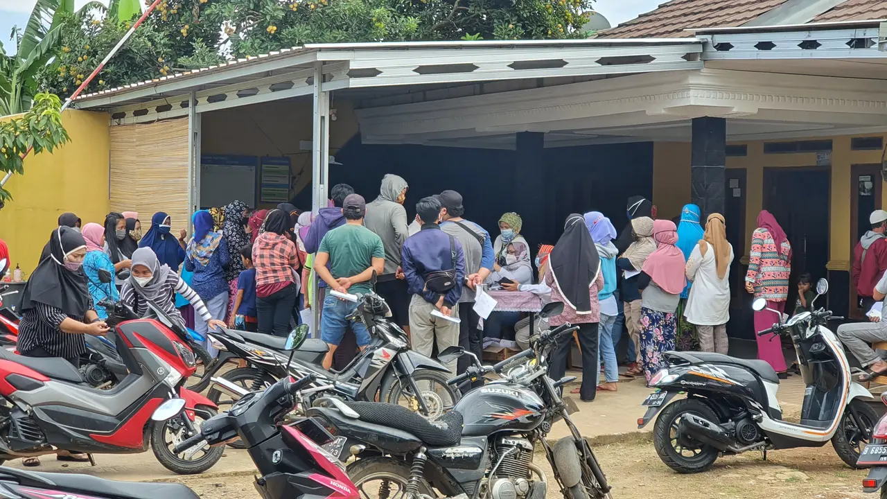 Pengambilan Bansos Kemensos Langgar Protokol Kesehatan di Depok
