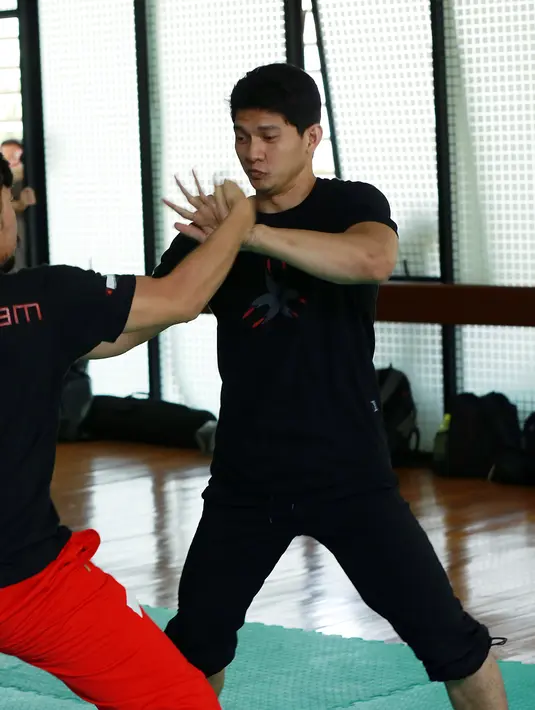 Selain membuat koreo bela diri yang lebih agresif, latihan bertujuan menjaga keselamatan para pemain saat syuting. Terlebih lawan main Iko, Chelsea Islan belum pernah mendapat adegan laga sehingga agar lebih aman saat syuting. (Deki Prayoga/Bintang.com)