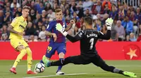 Pemain Barcelona, Lucas Digne (tengah) menceoba mengecoh kiper Villareal, Sergio pada laga La Liga Santander di Camp Nou stadium, Barcelona, (9/5/2018). Barcelona menang telak 5-1. (AFP/Pau Barrena)