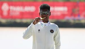 Atlet rowing Indonesia, La Memo, memperlihatkan medali emas yang diraihnya di SEA Games 2025. (Dok. NOC Indonesia)