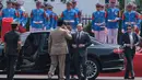 Menteri Pertahanan Republik Indonesia, Sjafrie Sjamsoeddin (tengah) menyambut kedatangan Menteri Pertahanan Qatar Sheikh Saoud bin Abdulrahman Al Thani sebelum pertemuan mereka di Kementerian Pertahanan, Jakarta, Selasa 2 Juni 2026. (BAY ISMOYO/AFP)