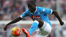 4. Kalidou Koulibaly, Bek Napoli ini dikabarkan Squawka, selangkah lagi menuju Chelsea. Untuk proses transfer pemain bertahan Prancis ini kedua belah tim sudah menyepakati harga senilai 50 juta pounds. (AFP/Marco Bertorello) 