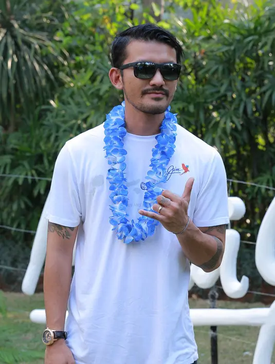 'Saya suka kacamata. Jujur, memang saya orangnya peduli dengan fashion. Kalau urusan kacamata sih yang penting nyaman dipakai, selain itu juga melindungi mata dari sinar matahari juga,' ujar Rio.  (Galih W. Satria/Bintang.com)