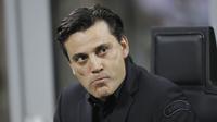 Pelatih AC Milan, Vincenzo Montella, tampak kecewa usai tim nya ditahan imbang AEK Athens pada laga Liga Europa di Stadion San Siro, Milan, Kamis (19/10/2017). AC Milan bermain imbang 0-0 dengan AEK Athens. (AP/Luca Bruno)