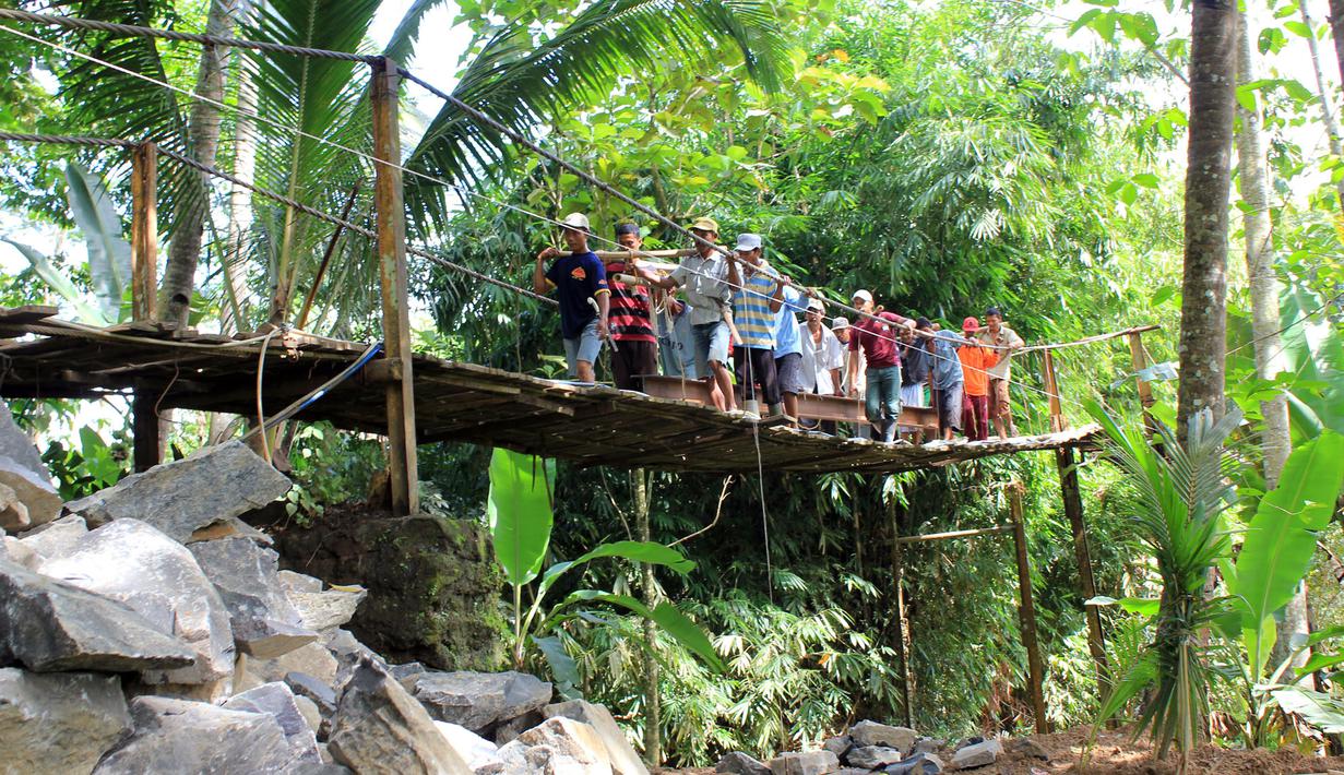 Sejumlah warga bergotong royong mengerjakan pembangunan "Jembatan Asa SCTV" desa Jayasari, Kecamatan Cimarga, Kabupaten Lebak Banten, Minggu (3/5/2015). Program kemanusiaan tersebut dalam rangka memperingati ulang tahun SCTV yang ke-25. (Dok. SCTV)