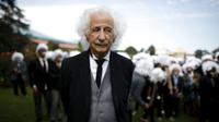 Benny Wasserman berdiri didekat ratusan orang yang berpenampilan mirip Albert Einstein untuk mencetak rekor dunia Guinness di Los Angeles, 27 Juni 2015. Acara ini untuk mengumpulkan dana bagi pendidikan anak-anak tunawisma. (REUTERS/Lucy Nicholson)