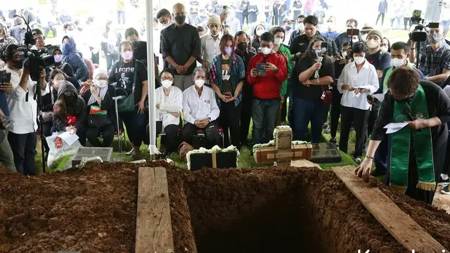 [Fimela] Pemakaman Bob Tutupoly