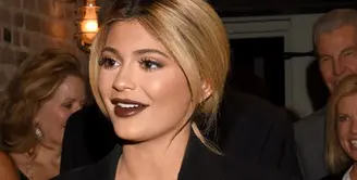 Sekarang ini Kylie Jenner tengah mengandung anak pertamanya bersama Travis Scott. Seperti wanita hamil lainnya, banyak larangan yang tidak boleh dilanggar Kylie demi kesehatan kandungannya saat ini. (AFP/Vivien Killilea)