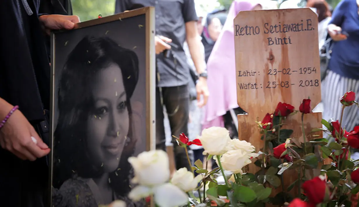 Suami Amara Lingua, Frans Mohede menjadi salah satu orang yang berduka atas wafatnya ibu mertuanya, Ietje Komar. Baginya, almarhumah merupakan sosok yang sangat menyenangkan dan dekat dengan semua. (Deki Prayoga/Bintang.com)