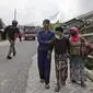 Lansia berjalan mobil bak terbuka yang menunggu saat dievakuasi dari rumah mereka di lereng Gunung Merapi, di Krinjing, Jawa Tengah, Jumat (6/11/2020). Evakuasi dilakukan bagi warga lereng Merapi menyusul peningkatan status aktivitas vulkanik gunung tersebut. (AP Photo/Taufiq Rozzaq)