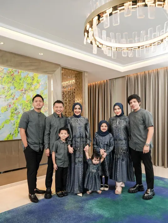 Foto keluarga kali ini diunggah oleh Aurel. Menampilkan Ashanty dalam balutan gamis yang serasi dengan anggota keluarga lainnya, bernuansa hijau kebiruan dengan motif abstrak yang super cantik, ia padukan dengan hijab polos berwarna senada. Foto: Instagram.
