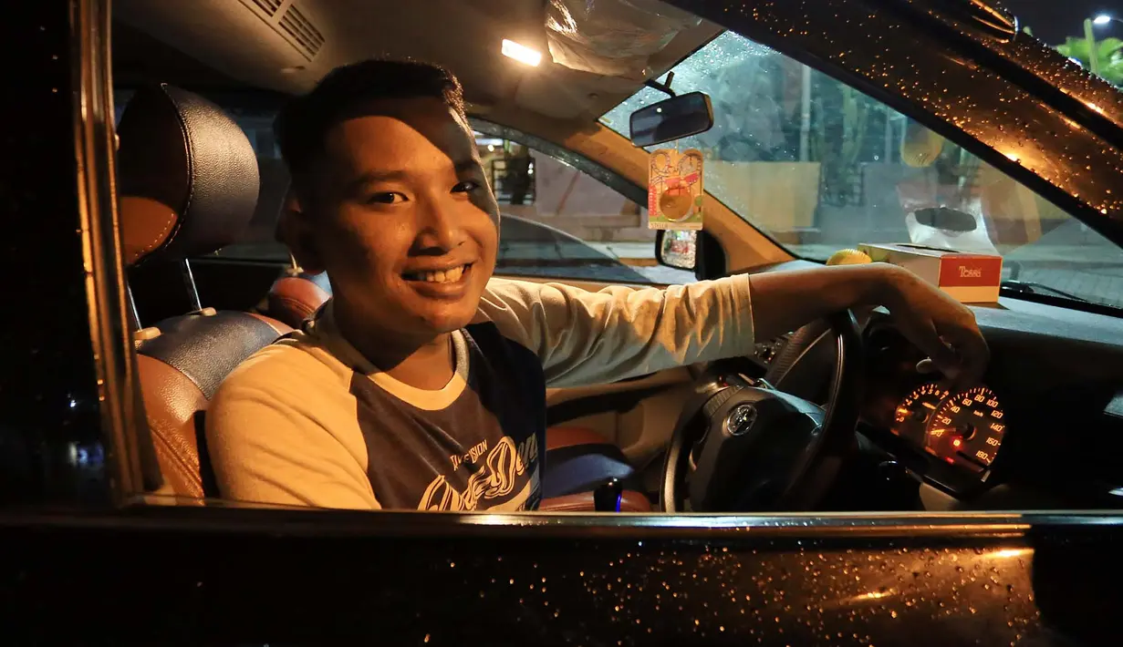 Dengan adanya acara adat Kahiyang Ayu dan Bobby Nasution ini ikut senang. Semoga nanti pas hari H acaranya bisa meledak. Itulah komentar driver taksi online Hendi. (Deki Prayoga/Bintang.com)