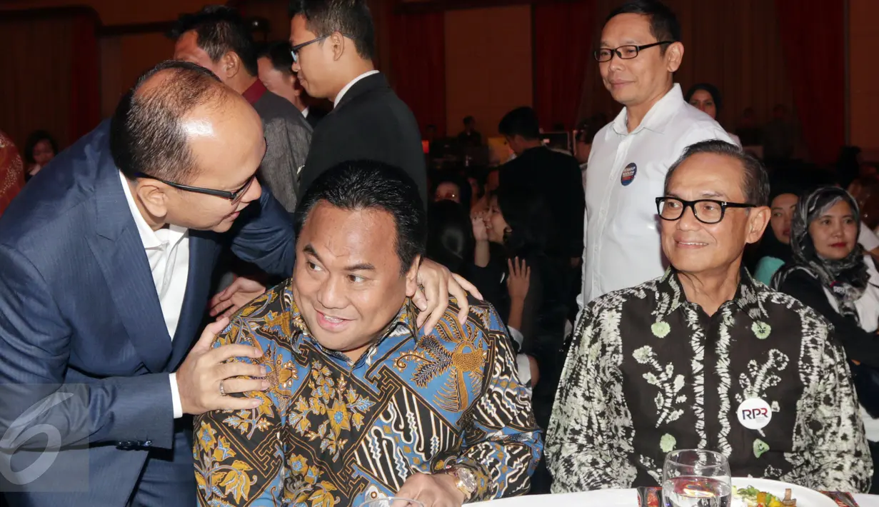 Wakil ketua Kadin Rosan P. Roeslani  (kiri) berbincang dengan Pengusaha sekaligus mantan Mendag Rahmat Gobel di Hotel Ritz Carlton, Jakarta, (21/11). Acara deklarasi ini dihadiri lebih dari 500 pengusaha anggota Kadin. (Liputan6.com/Faisal R Syam)