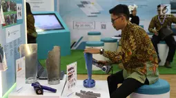 Pengunjung mencoba produk terbaru di pameran Indonesia Business and Development Expo (IBD Expo) di Jakarta, Rabu (20/9). Indonesia Banking Expo (IBEX) berlangsung pada 19-20 September 2017. (Liputan6.com/Angga Yuniar)
