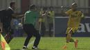 Bek Bhayangkara FC, Anderson Salles, merayakan gol yang dicetaknya ke gawang PSIS Semarang pada laga Piala Indonesia di Stadion PTIK, Jakarta, Selasa (19/2). Bhayangkara FC bermain imbang 1-1 melawan PSIS. (Bola.com/Yoppy Renato)