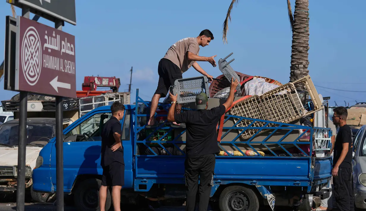 Para pengungsi mengemasi barang-barang mereka saat bersiap untuk kembali ke desa mereka setelah pengumuman kesepakatan gencatan senjata awal antara Amerika Serikat dan Iran, di kota pelabuhan selatan Sidon, Lebanon, Senin 15 Juni 2026. (AP Photo/Mohammed Zaatari)