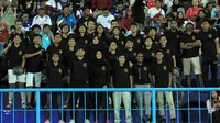 Tim Arema putri hadir di Stadion Kanjuruhan untuk diperkenalkan sebagai skuat yang akan berlaga di Liga 1 Putri 2019, Rabu (2/10/2019). Tim Arema putri ini diperkenalkan saat Arema FC menjamu PSM Makassar. (Bola.com/Iwan Setiawan)
