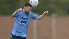 Penyerang Argentina Lionel Messi (kiri) menyundul bola saat sesi latihan menjelang pertandingan persahabatan melawan timnas Panama dan timnas Curacao, di Ezeiza, Buenos Aires, Rabu (22/3/2023). (Photo by JUAN MABROMATA / AFP)