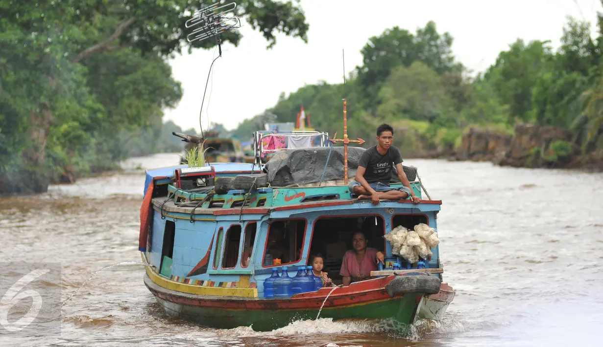 Warga menggunakan perahu motor sebagai transportasi alternatif dari Kota Palembang menuju Ogan Komering Ilir (OKI) di Sungai Baung, Sumsel, Kamis (24/30). Transportasi ini telah menjadi andalan masyarakat sejak lama. (Liputan6.com/Gempur M Surya)