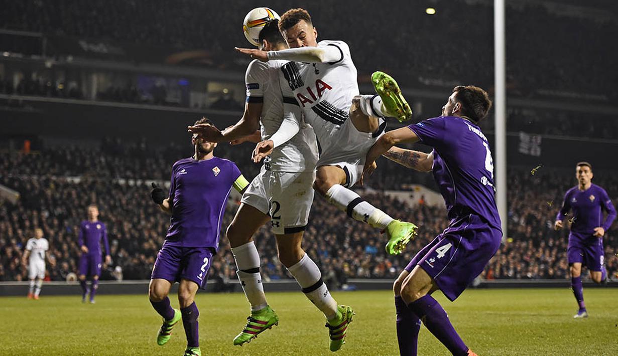 Gelandang Tottenham, Dale Alli, melakukan duel udara dengan pemain Liverpool. Fiorentina melakukan empat kali percobaan tendangan ke arah gawang namun gagal menghasilkan gol. (Reuters/Dylan Martinez)