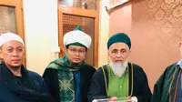 Opick pulang dari Turki dan mendapatkan helas rambut Rasulullah dari ulama di sana (dok Istimewa)