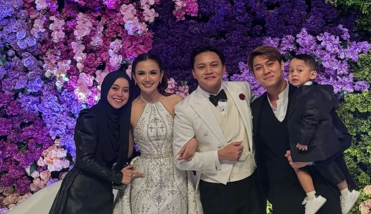 Lesti Kejora hadir bersama keluarga kecilnya. Lesti dibalut gaun hitam senada dengan kerudung panjangnya. [@lestikejora]