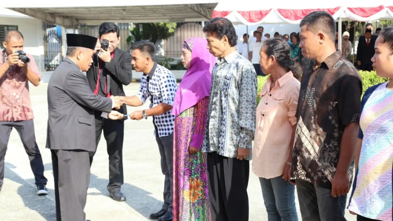 Pemberian paspor secara simbolis kepada 16 orang wakil WNI dari 16 wilayah di Mindanao Selatan, Filipina dilakukan pada saat perayaan HUT ke-73 Kemerdekaan RI (KJRI Davao City)