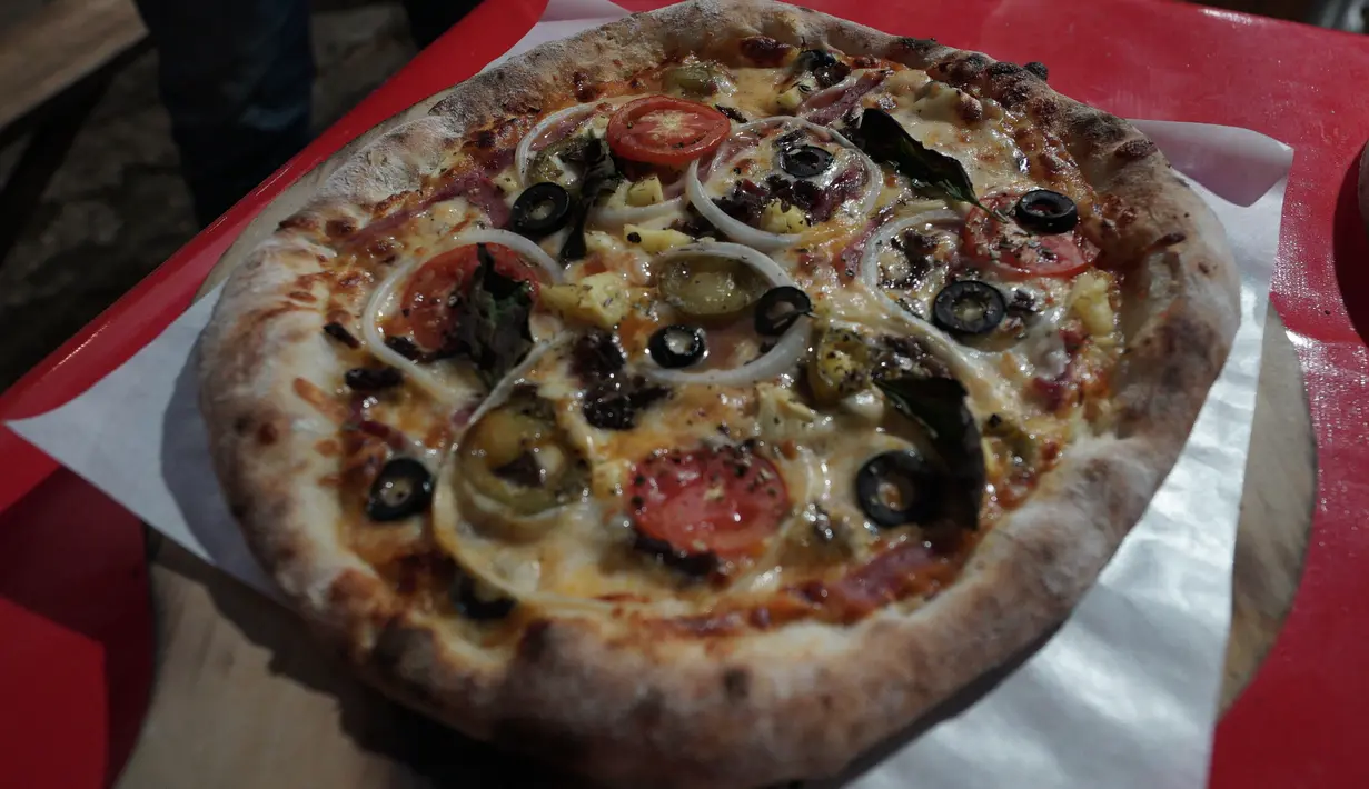 Kamu hanya cukup mengeluarkan uang sebesar Rp. 35.000,00 sampai dengan Rp. 42.000,00 saja untuk mendapatkan satu porsi pizza. (Brilio/Syamsu Dhuha FR)