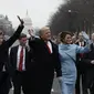 Barron Trump bersama Donald Trump dan Melania melambaikan tangannya ke arah pengunjung saat parade pelantikan di Washington (EVAN VUCCI / POOL / AFP)